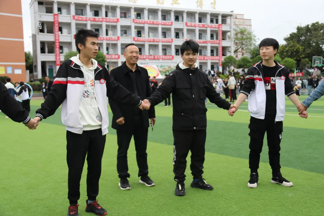 四川民生资讯 南充市李渡中学:匠心“筑”青春,释放同心协力的奋进光芒;趣味“心”运动,绽放拼搏进取的学子风采