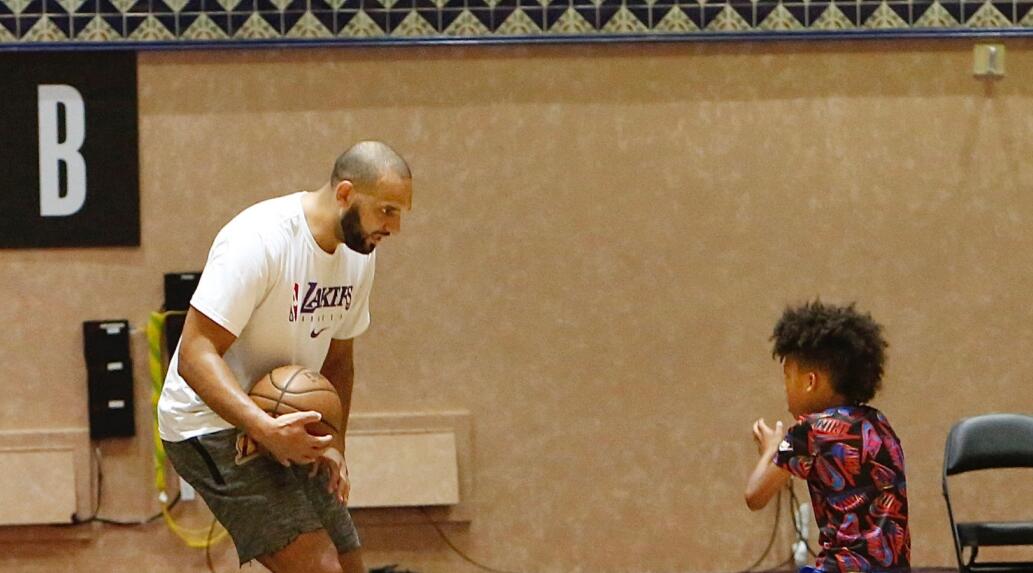 湖人最新訓練照出爐！35歲老將陪兒子練球，一眉哥軟豆一臉嚴肅！-黑特籃球-NBA新聞影音圖片分享社區