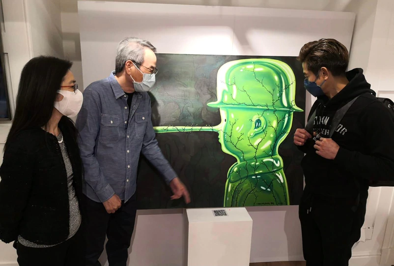 郭富城方媛夫婦逛畫展，十指緊扣秀恩愛，兩小時花7位數買7幅畫