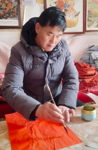 大衣哥写春联又翻车，问人后仍写错别字，还被网友问价喊话求卖