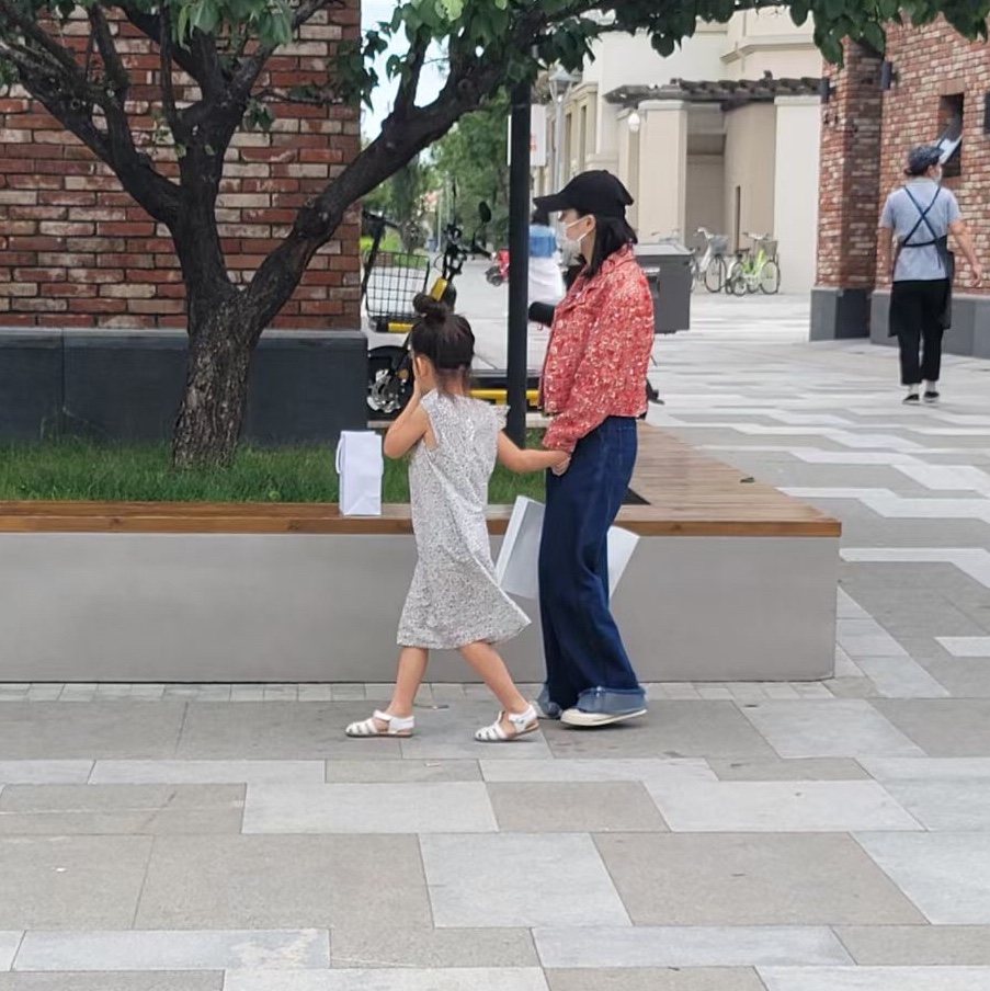 偶遇杜江夫妇会友，霍思燕一身香风打扮优雅贵气，被赞肤白有气质