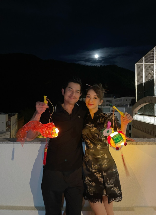 郭富城中秋节与妻女豪宅天台赏月，方媛和俩女儿穿旗袍太美了