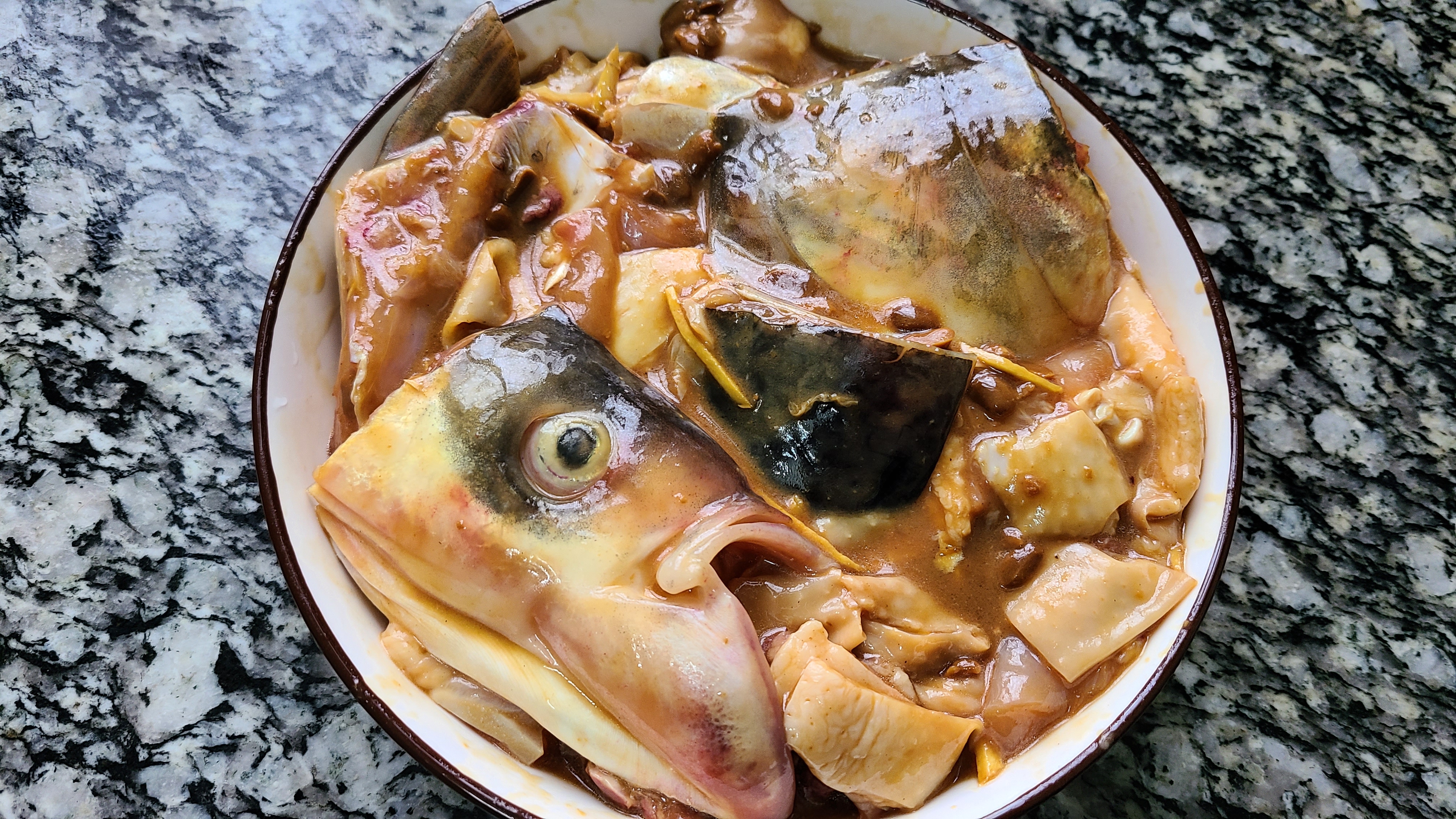 快過年了，教你一道簡單又好吃的魚頭蒸雞，味道鮮美