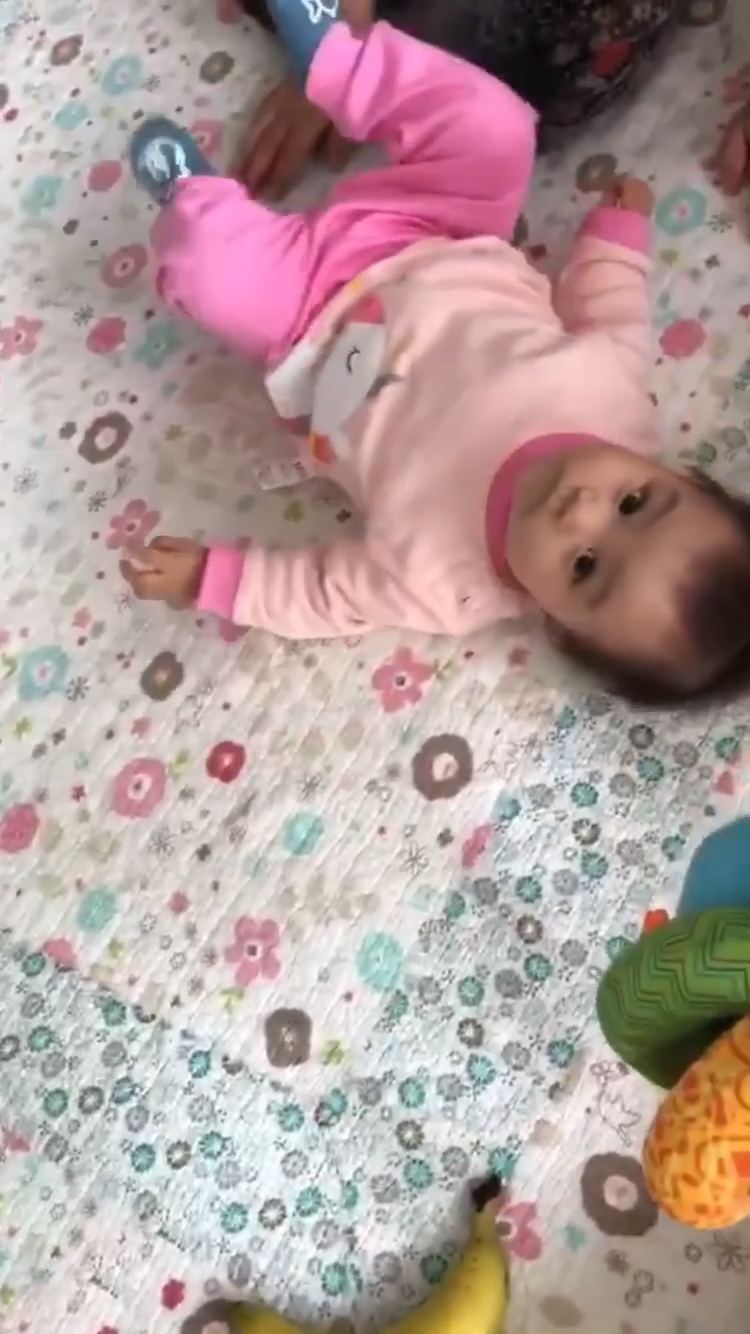 楊怡曬女兒近況，9個月小珍珠努力學爬，胡杏兒都忍不住拍手稱讚