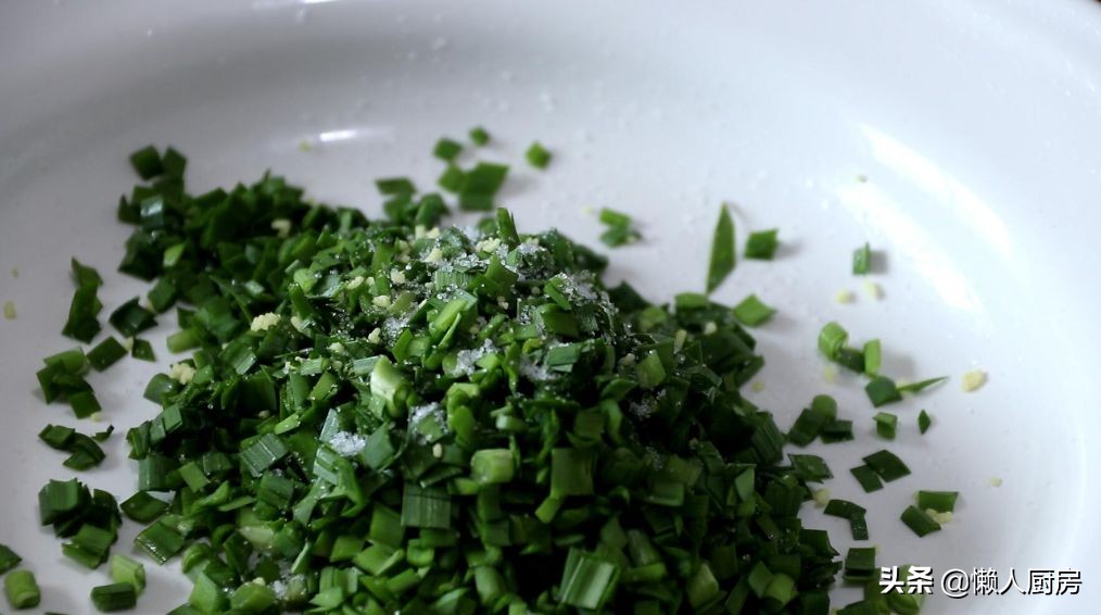 不需要揉面，不加面粉，这样做的韭菜鸡蛋卷，吃着特香