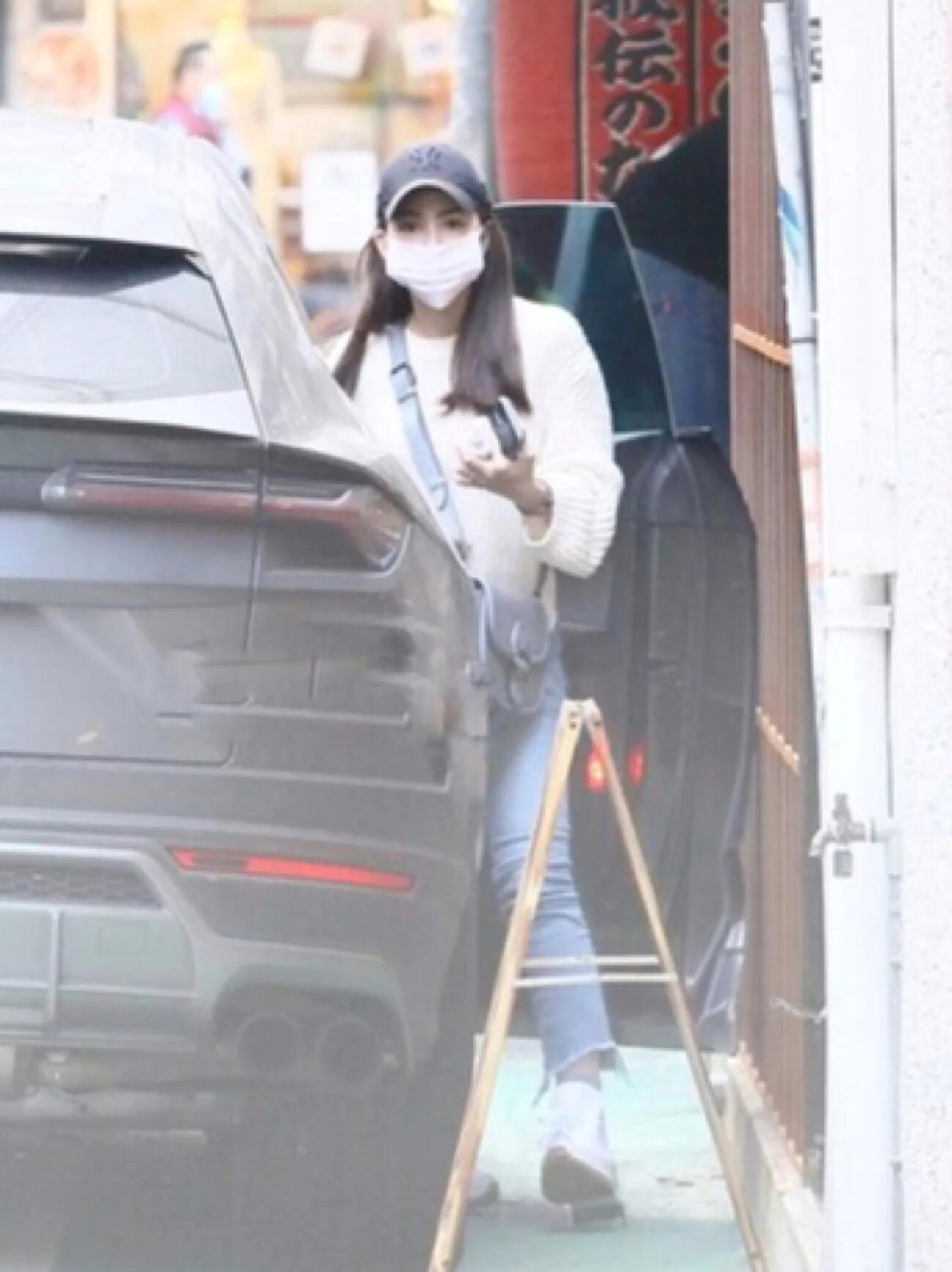 周杰倫一家四口出門吃甜品，一雙兒女正臉曝光，姐弟模樣很可愛