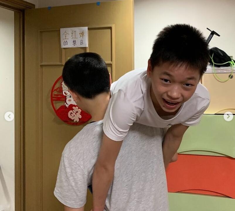 吃货！全红婵嘴上挂两条面太窘，谢思埸宣告回归训练：准备尖叫