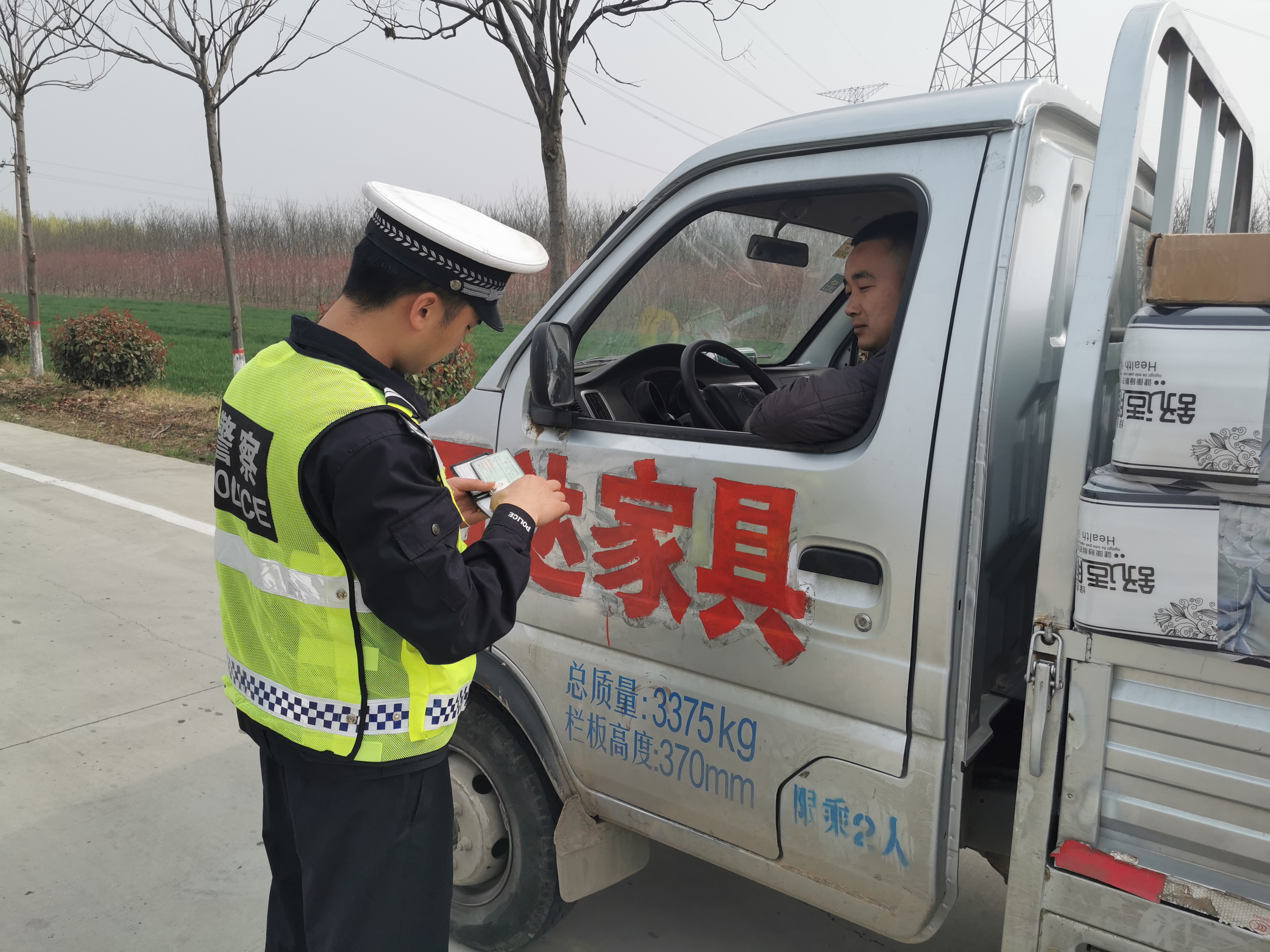 华阴交警大队持续深化涉牌涉证交通违法行为整治工作