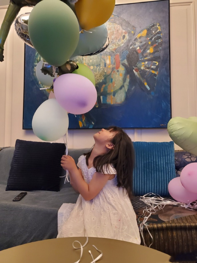 张亮为女儿庆6岁生日，妹妹穿公主裙对着蛋糕许愿，似长发版天天