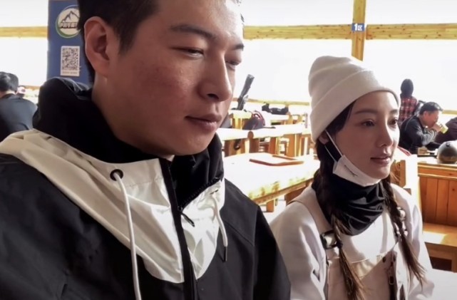 好事将近？李小璐带绯闻男友见爸爸，比划剪刀