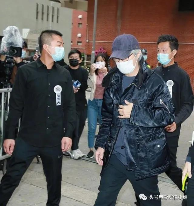 周星驰一头白发送别吴孟达！原来，他最讲情义，这几位都放在心上