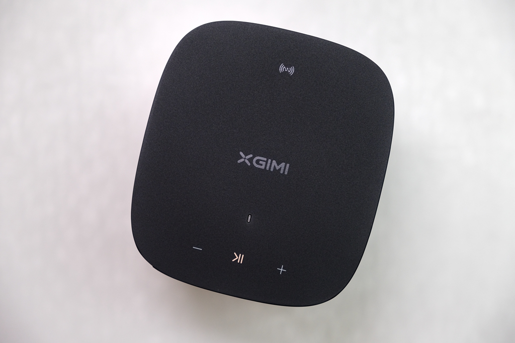 极米Play超悦版投影仪，内置大容量电池，解决户外使用的痛点