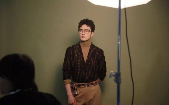 25岁\"高龄\"考入中戏，37岁大器晚成，用