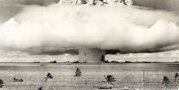 美国海底试爆原子弹，结果很理想，70多艘舰船却惹上了大麻烦