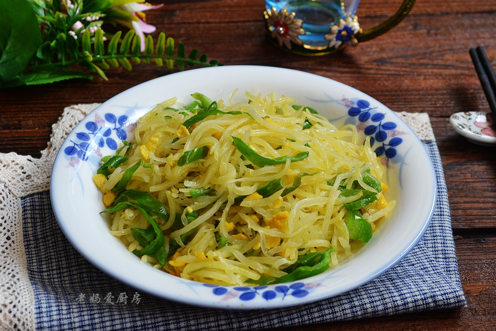 How can potato shreds keep on being fried?  The farmer’s chef has a trick, the taste is mellow and chewy