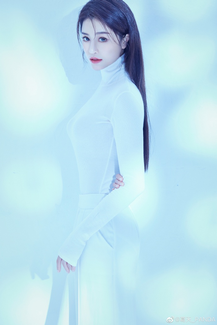 刘翔前妻葛天晒近照，30岁不惧高清怼脸，S型身材堪比芭比