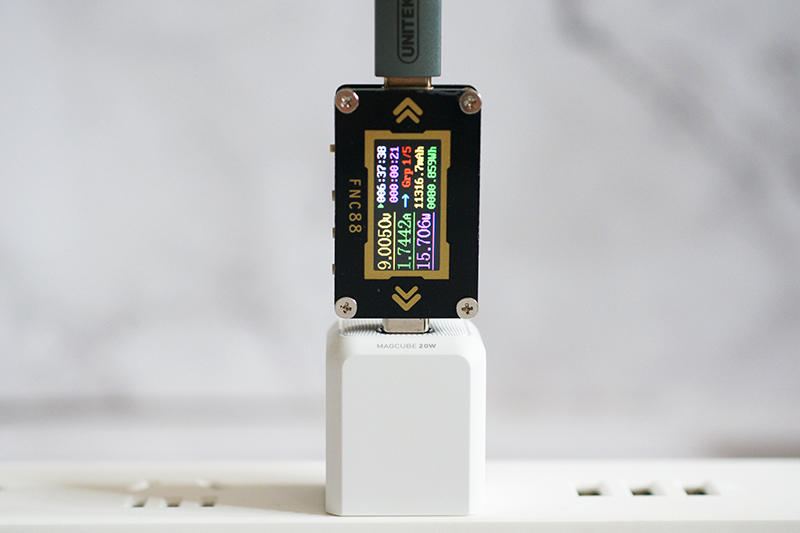 小體積，大能量：Aohi magcube 20W充電器體驗(yàn)