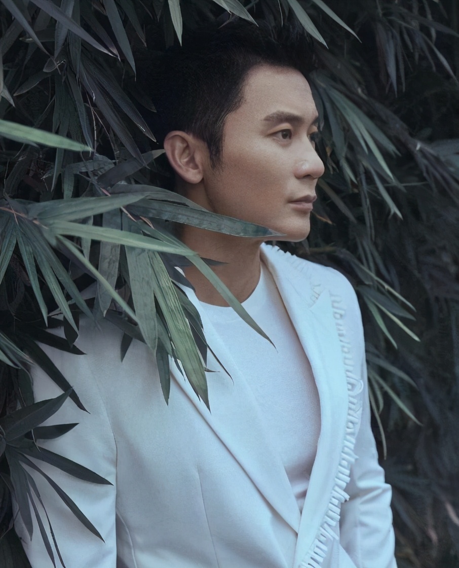 孟美岐多次被私生更改航班座位，高情商婉转提醒：帮换个靠窗位置