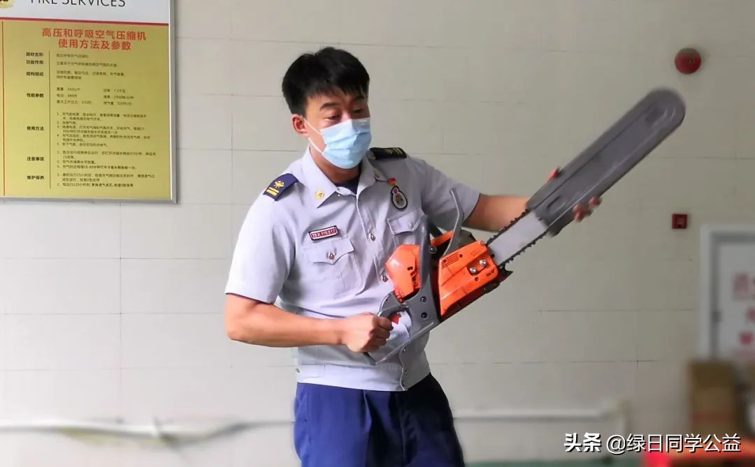 小天使们与“单身汉”“约会”了——记红色文化小天使慰问消防救援员