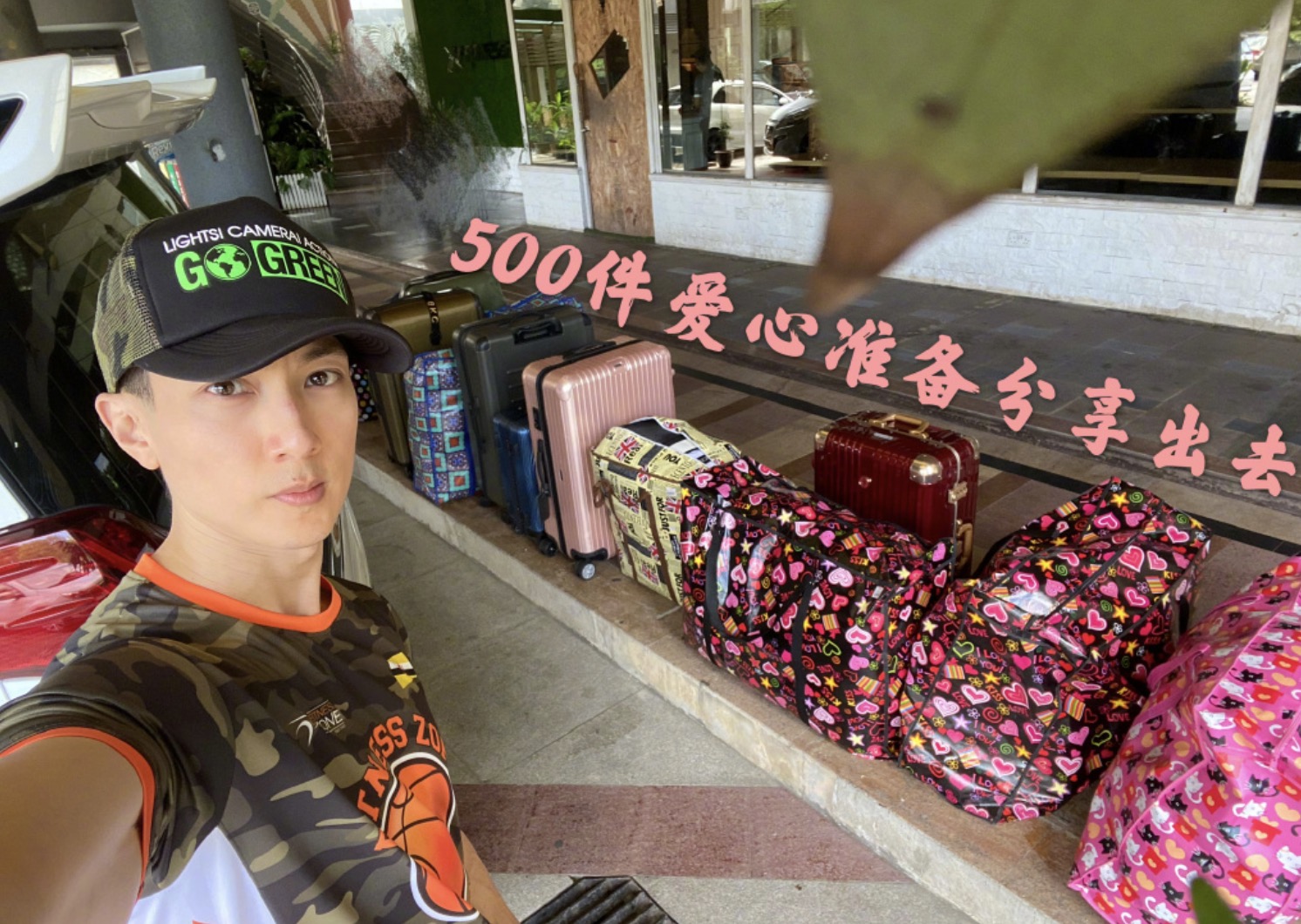 吴尊晒照纪念妈妈离世18周年，带儿女卖衣服做慈善，满满正能量