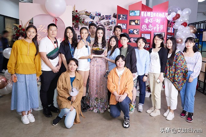 张柏芝生完娃后罕见高调，穿露脐装配肉色丝袜，戴大金链彻底放开