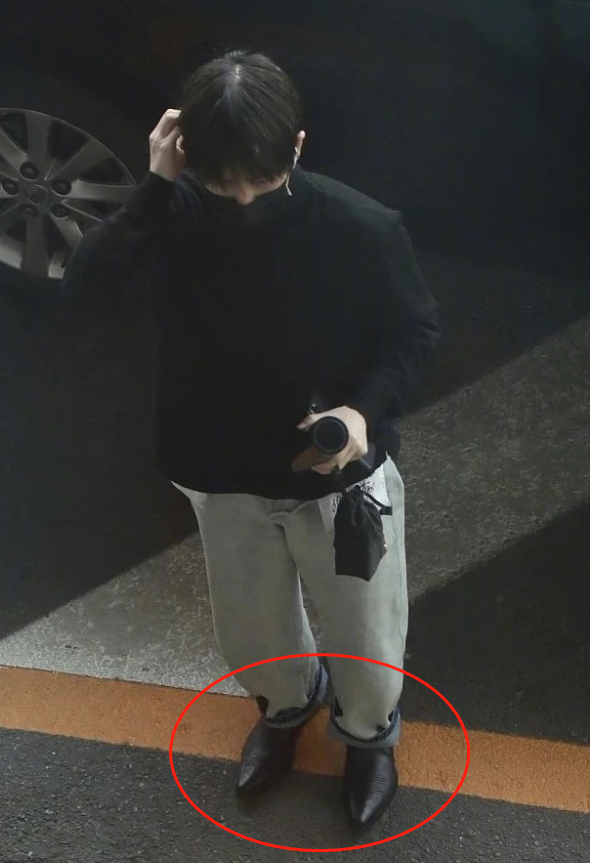 周震南风波后首次露面！穿戴低调且时尚，戴耳机听音乐状态不错