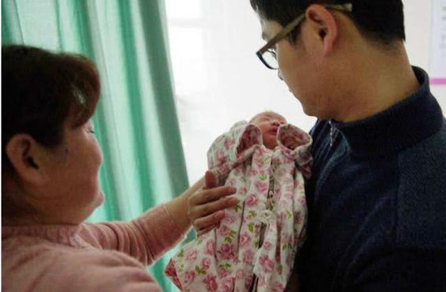 儿子不是你亲生的”宝妈玩笑被宝爸当真，亲子