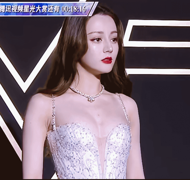女明星出该活动前全身涂粉？欧阳娜娜给出视频