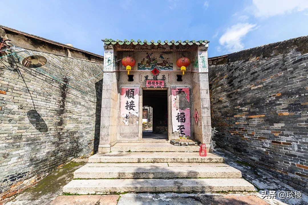 A mysterious "gossip village" actually uses house walls to make village walls, so thieves will get lost
