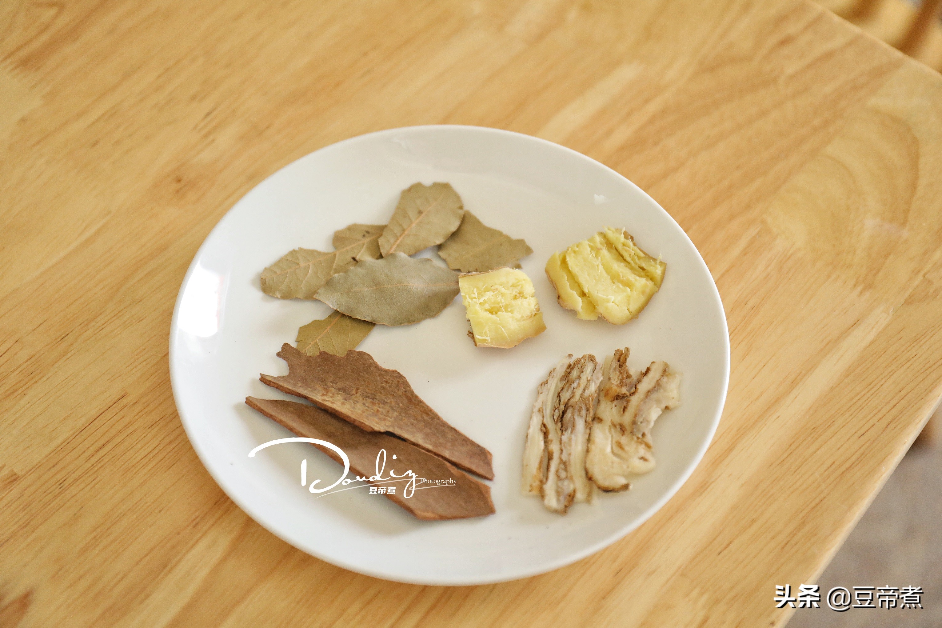 七八零年代的铁盒便当，让人怀念，尤其是鸭腿盒饭实在太好吃了
