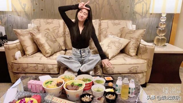 Hua Chenyu birthday, zhang Bichen nods assist to scatter candy, first trends after admitting to become Mom is sweet to everybody