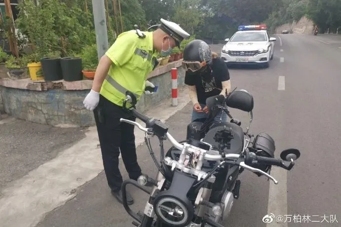 摩托车“炸街”!太原交警严查