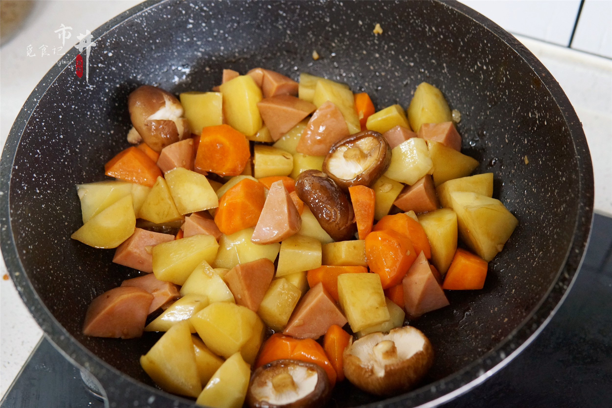 天太熱，做了一鍋“土豆燜飯”，飯菜一鍋出，省事簡單，老香了
