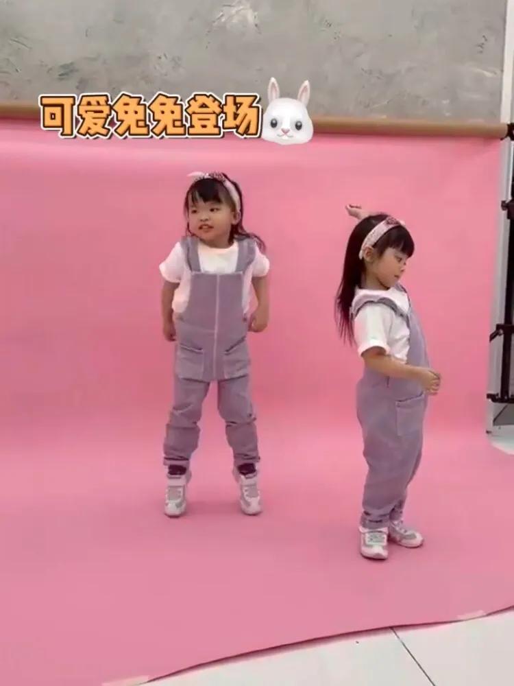 熊黛林帶雙胞胎女兒拍照，姐姐淑女範兒，妹妹活潑開朗很有鏡頭感