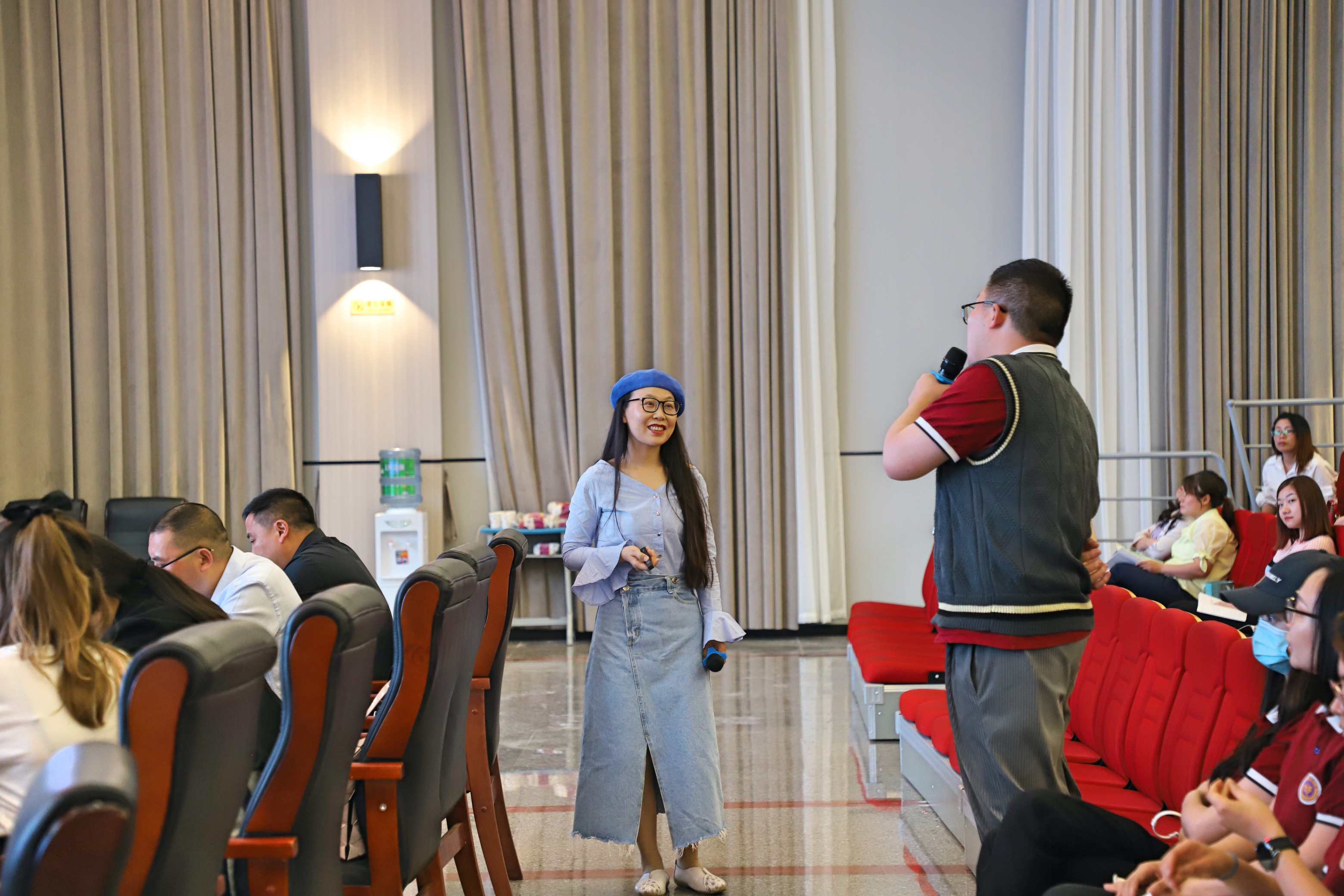 课堂展风采 学习促成长——记棠湖小学英语教师赵珺研讨活动献课