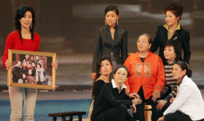 看到"容嬷嬷"26岁照片，美到不敢信，被赞