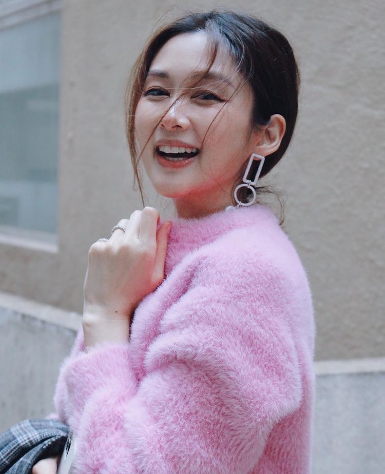 TVB花旦岑麗香宣布二胎喜訊，曬全家福和孕照，纖細身材惹人羨