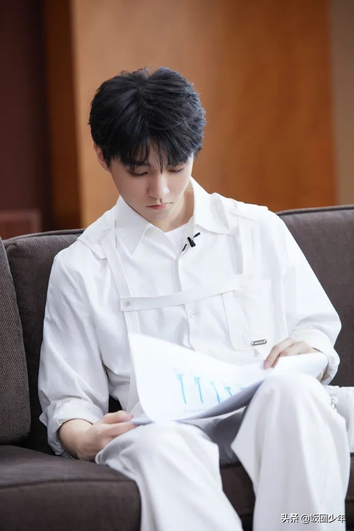 王俊凱朋友圈回應(yīng)鄭愷和苗苗結(jié)婚，曝光他的微信頭像，很中二