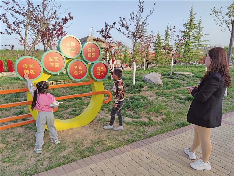 陜西合陽縣：“一草一木會(huì)說話,，一墻一畫皆育人”