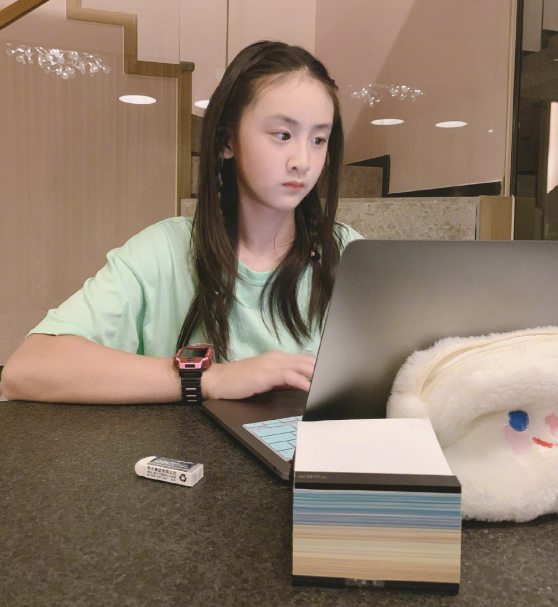 田亮晒女儿称小巨人 森碟12岁身高170 小腿肌肉线条上热搜 Gz头条