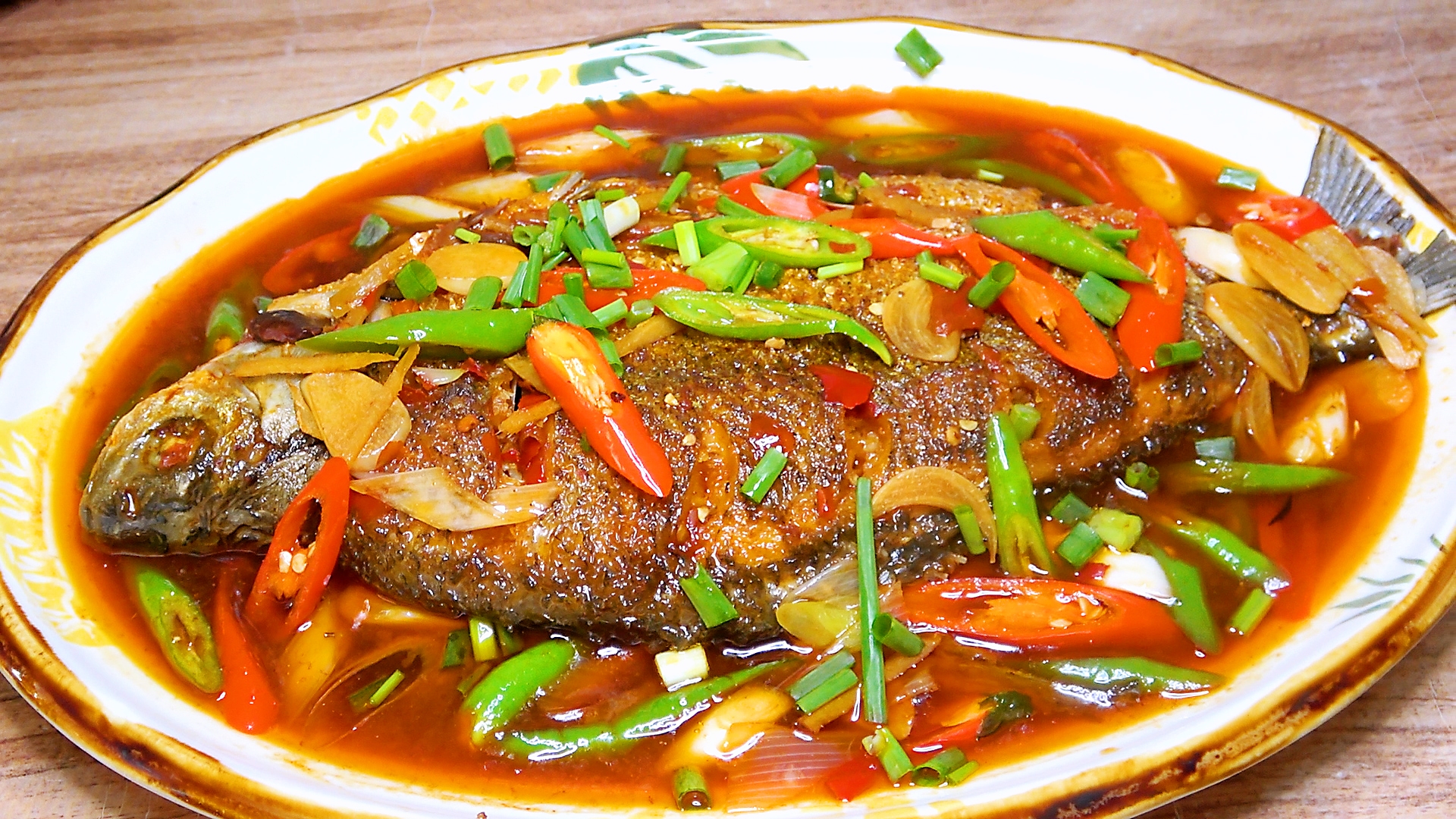 煎魚時，不要撒鹽和用薑抹鍋底，大廚教你一招，煎魚不粘鍋不破皮