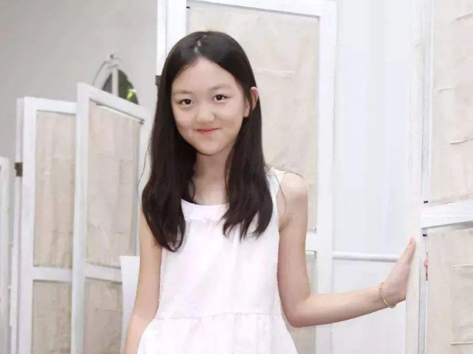 李嫣晒童年照庆祝14岁生日，仅有闺蜜陪伴庆生，王菲李亚鹏双缺席