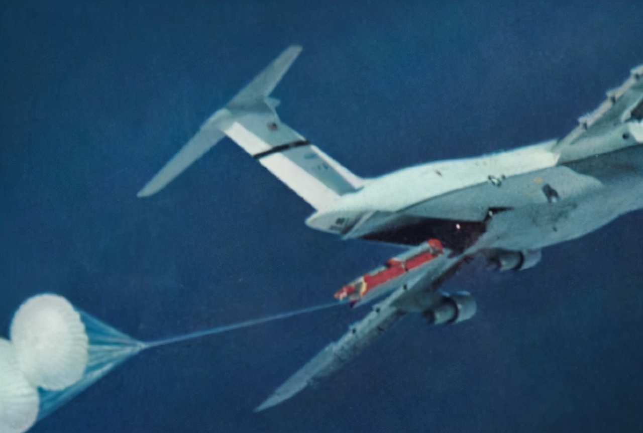 空中武器库，美军实验C130运输机发射导弹，性价比超过专业轰炸机