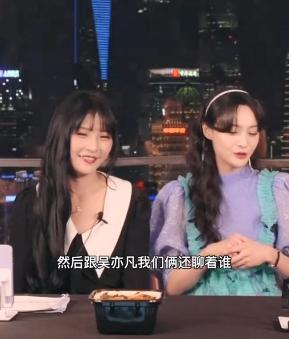 郑爽直播首秀翻车提前关播，不满频繁带货粉丝被消费现场情绪爆发