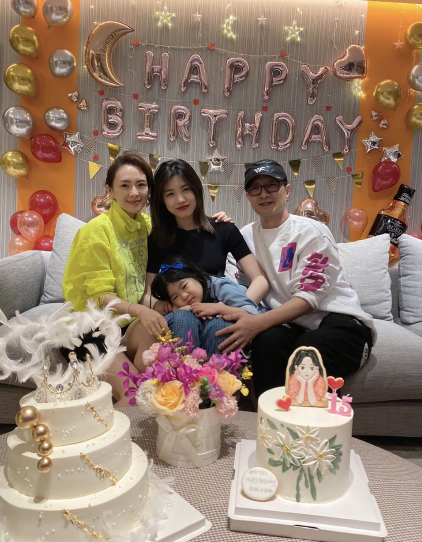 章子怡曬與汪峰合照慶祝結婚6週年，繼女小蘋果負責掌鏡關係和睦