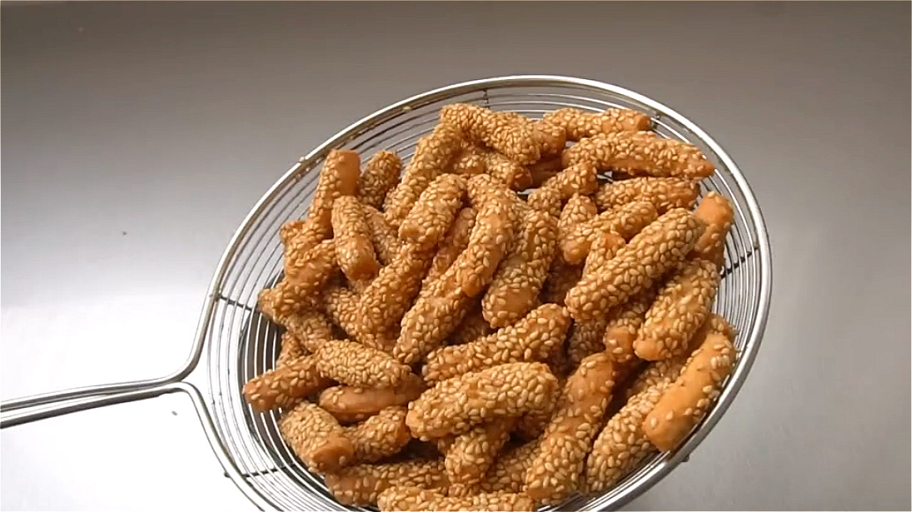 想吃芝麻酥條，教你最簡單的做法，幾塊錢能做一大籃，香酥爽脆