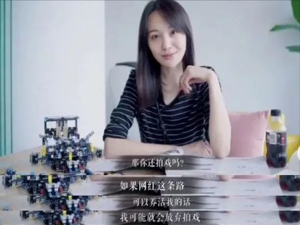 郑爽风波后首次晒照，与好友贴面嘟嘴卖萌，剪