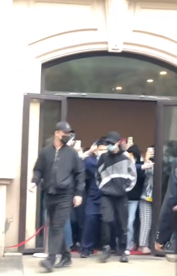 Xiao Zhan is answered " jade bone Yao " era is patted have strange court, the late night wears sunglasses, successive 3 days not transhipment of through cargo