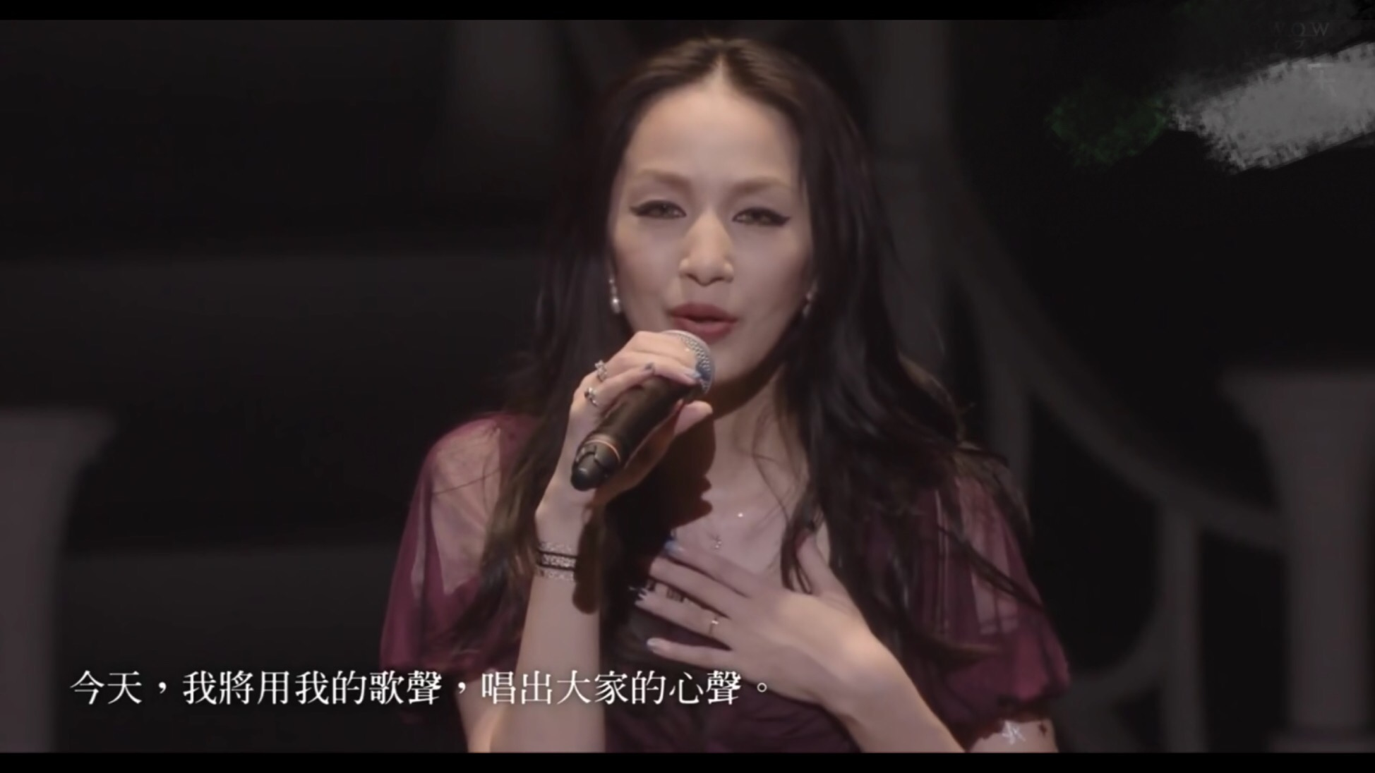 她坚持与病魔作斗争，3年后带着“光”回归，为众人倾情发声
