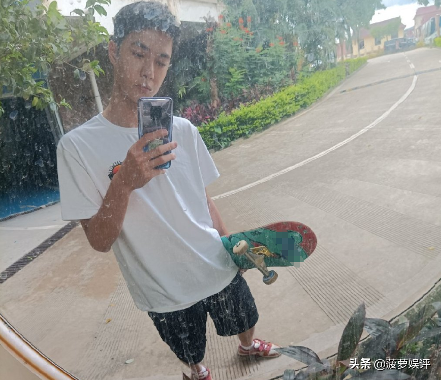 “滑板少年”王一博上线，脚伤养好晒滑板照报平安，实在是太暖心